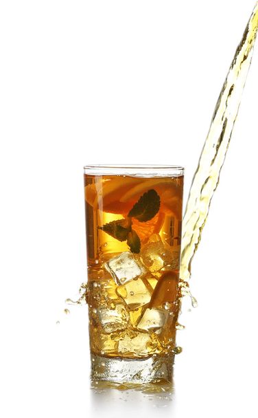 Fresh iced tea pouring in a glass - Foto, Bild