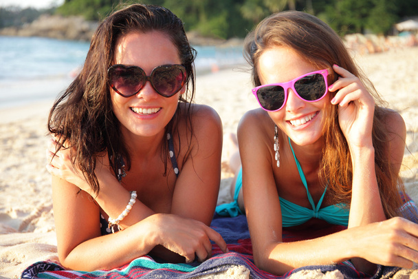 Female friends on beach - Foto, imagen