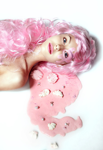 A girl with pink hair and a marshmallow - 写真・画像
