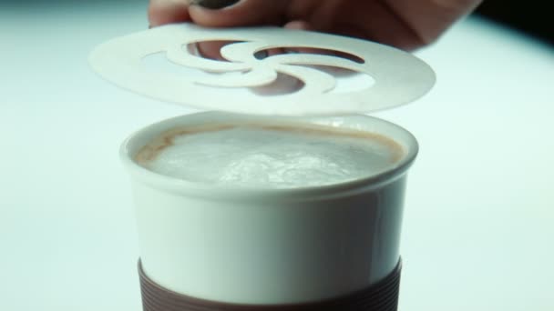 Nainen tekee kahvi art koristelu arkki - Materiaali, video