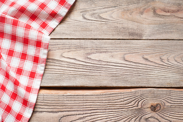 Toalla roja sobre mesa de cocina de madera
 - Foto, imagen
