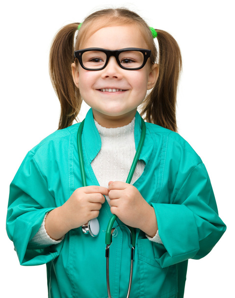 Aranyos kis lány játszik orvos - Fotó, kép