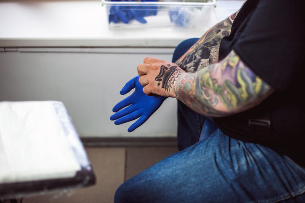 master tattoo artist prepares tools - Foto, afbeelding