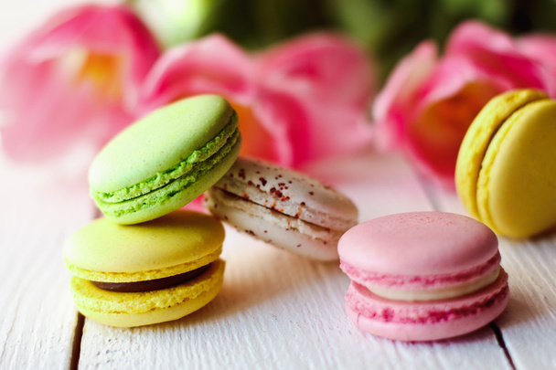 A beautiful flowers tulips with colorful macaroons - Foto, imagen
