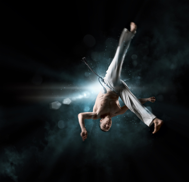 male fighter trains capoeira - Foto, afbeelding