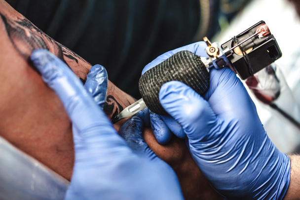master tattooist does the tattoo - Foto, imagen