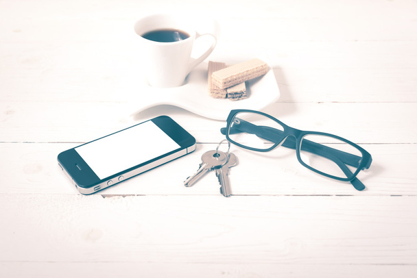 coffee cup with wafer,phone,key,eyeglasses vintage style - Foto, afbeelding