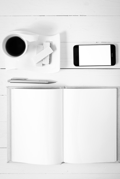 xícara de café com wafer, telefone, notebook cor preta e branca
 - Foto, Imagem