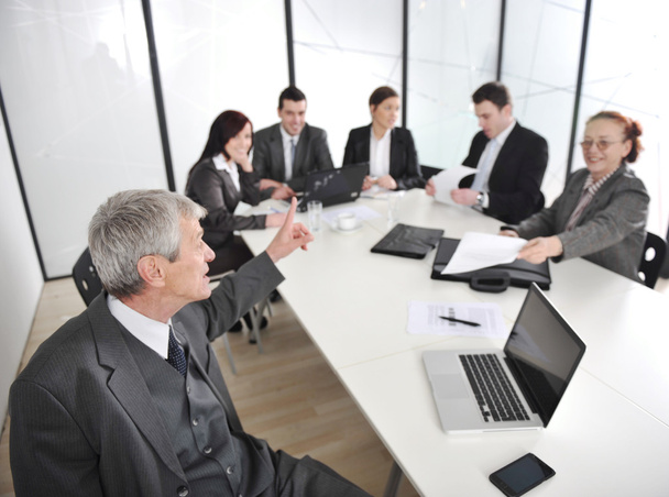 Un hombre de negocios en una reunión. Grupo de colegas en segundo plano
 - Foto, Imagen