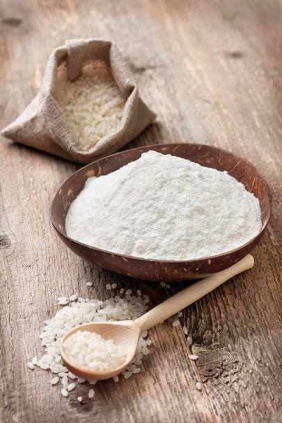 rice flour in a wooden bowl - Foto, imagen