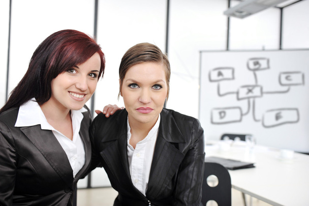 Ritratto di due imprenditrici in presentazione in ufficio
 - Foto, immagini