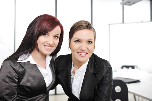 Retrato de duas mulheres de negócios em reunião de negócios no escritório
 - Foto, Imagem