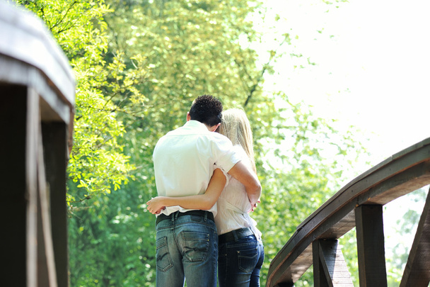 Giovane coppia all'aperto guardando gli alberi
 - Foto, immagini