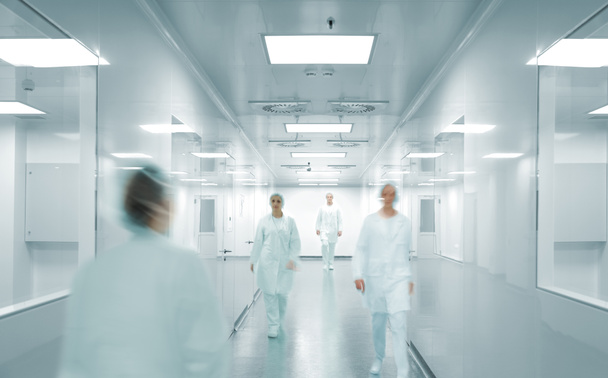 Οι επιστήμονες και οι γιατροί στο σύγχρονο εργοστάσιο φαρμακευτική - Φωτογραφία, εικόνα
