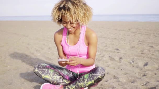 donna seduta sulla sabbia e utilizzando il telefono
 - Filmati, video
