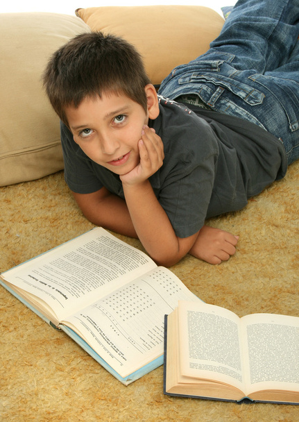 Хлопчик читає книги на підлозі
 - Фото, зображення