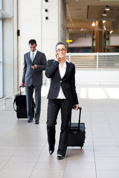 Businesspeople walking in airport - Foto, afbeelding