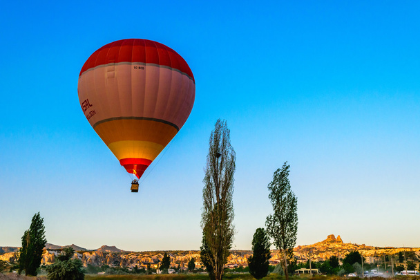 Hot air balloon over Cappadocia, Turkey - Foto, afbeelding