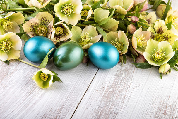 Bahar çiçekleri ile Paskalya yumurtaları dekorasyon - Fotoğraf, Görsel