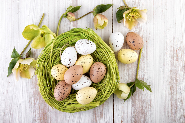 Húsvéti tojások díszítése felett fa felülnézet - Fotó, kép