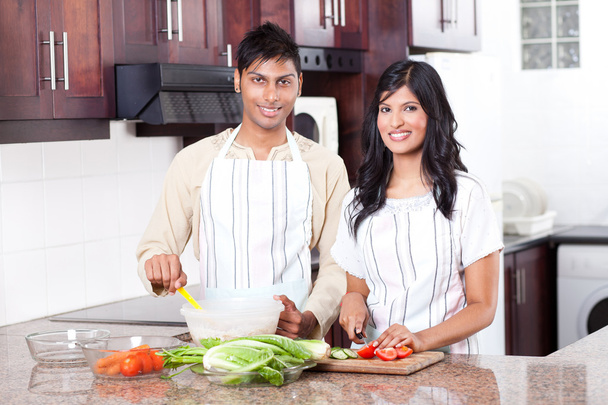 Joven pareja india cocinando
 - Foto, Imagen
