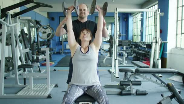 ženské vzpěrač trénink s váhami - Záběry, video