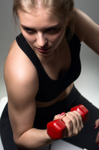 athlète jeune femme faire un entraînement de remise en forme avec haltères
 - Photo, image