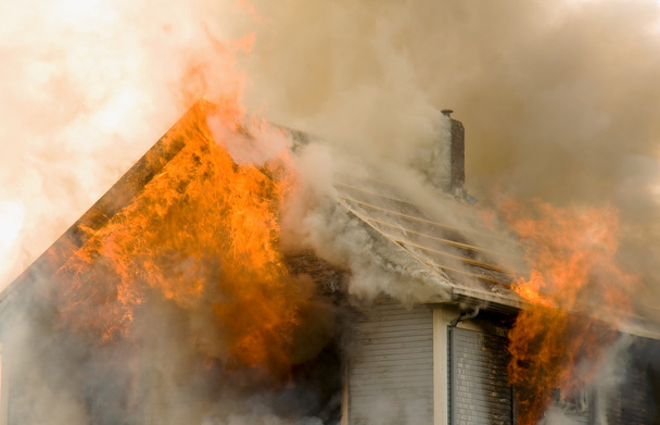 Incendio della casa sul tetto
 - Foto, immagini