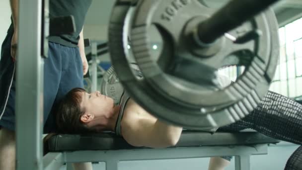 allenamento con sollevamento pesi femminile con pesi
 - Filmati, video
