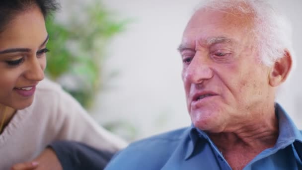 support worker with elderly gentleman - Filmmaterial, Video