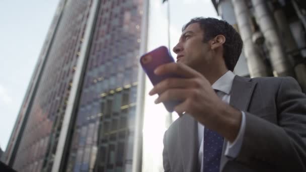  businessman using smartphone - Felvétel, videó