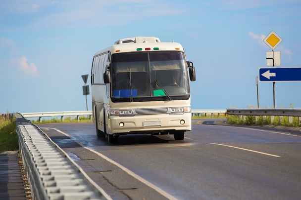 bus gaat op land snelweg - Foto, afbeelding
