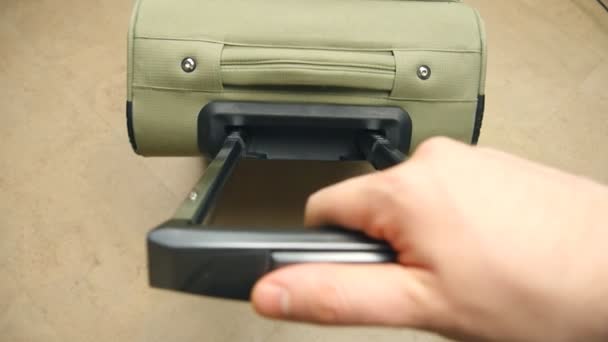 Dettaglio zip con mano su una valigia
 - Filmati, video