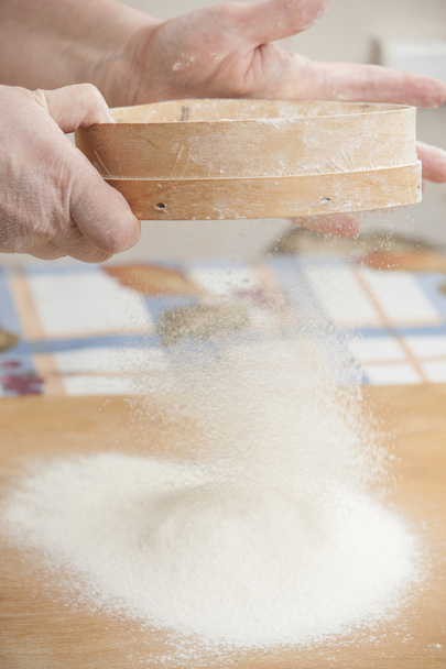 Mãos de mulher preparando farinha antes de assar torta
 - Foto, Imagem