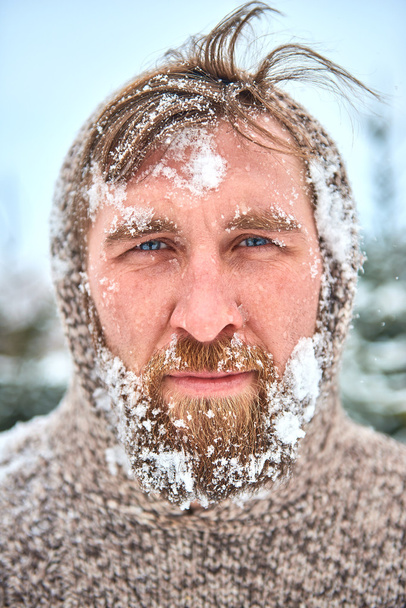 Porträt eines bärtigen Mannes mit Schnee im Gesicht - Foto, Bild