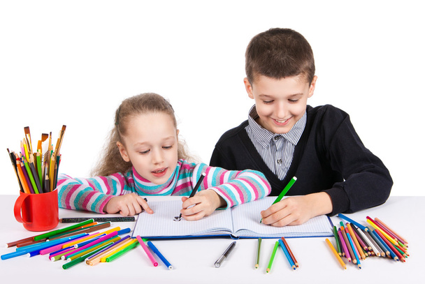 Mutlu komik çocuklar çizin. Oğlan ve kız kalem çizer. Yaratıcılık kavramı.  - Fotoğraf, Görsel