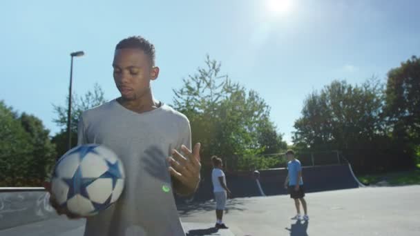νέος άνθρωπος που κρατά μια μπάλα ποδοσφαίρου  - Πλάνα, βίντεο