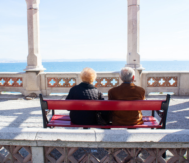Anciãos sentados em um banco
 - Foto, Imagem