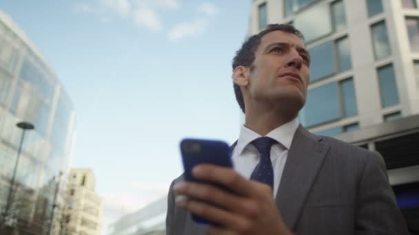  businessman using smartphone - Materiał filmowy, wideo