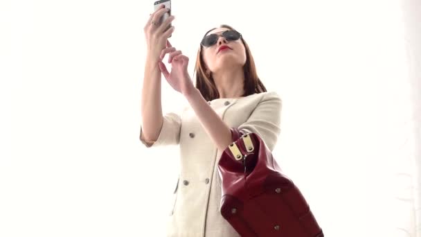 žena s červenou kabelku díla selfie - Záběry, video