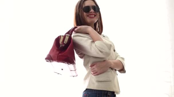 usmívající se žena s červenou kabelku - Záběry, video