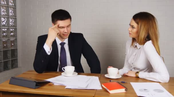 Dvě šťastné podnikatelé s kávou v kanceláři povídání - Záběry, video