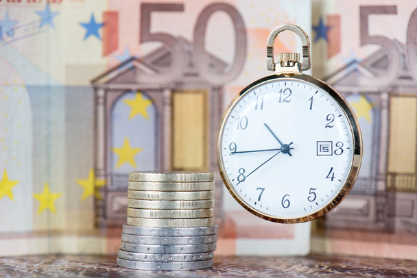 ユーロ紙幣と硬貨の懐中時計 - 写真・画像
