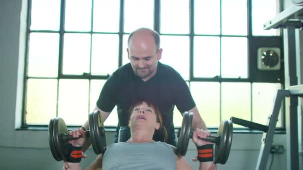 重みを持つ女性の重量挙げトレーニング - 映像、動画