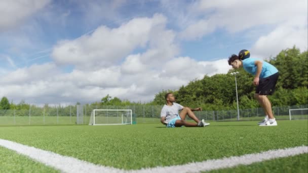  Футболисты демонстрируют навыки игры в мяч
 - Кадры, видео