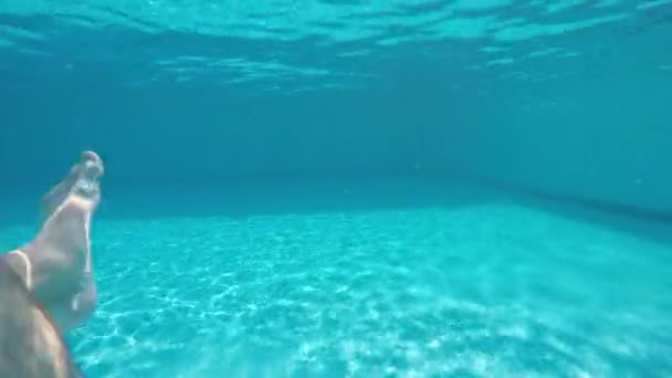 Chlap je plavání v bazénu - Záběry, video