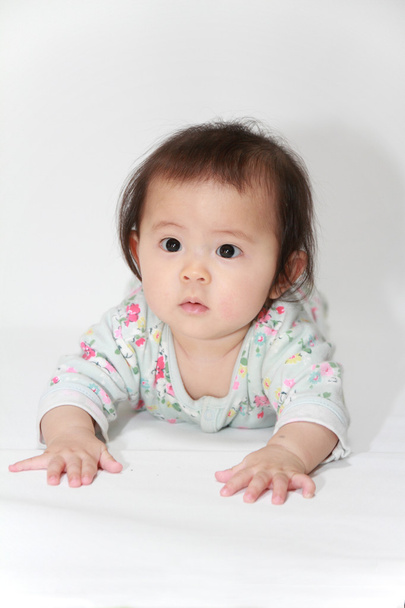 Crawling Japanese baby girl (0 year old) - 写真・画像