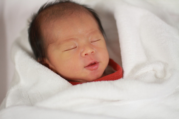 Dormire Giapponese neonato ragazza (0 anno di età
) - Foto, immagini