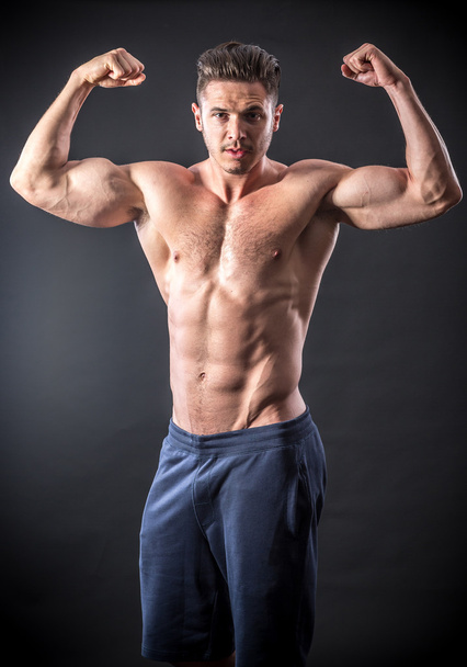 Muscular young man - Φωτογραφία, εικόνα