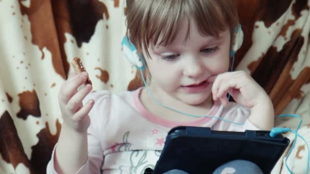Schattig meisje met behulp van digitale tablet - Video
